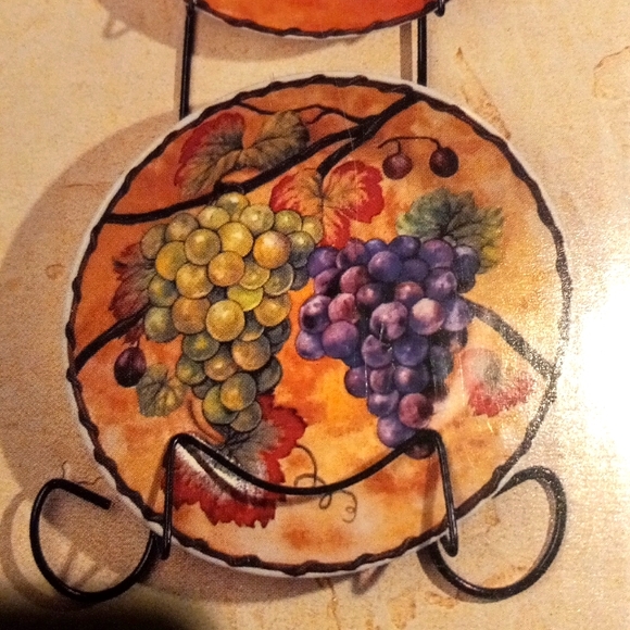 Set of four plates with wire wall rack - Picture 2 of 5